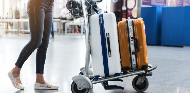 Passageiro caminha com bagagens pelo aeroporto