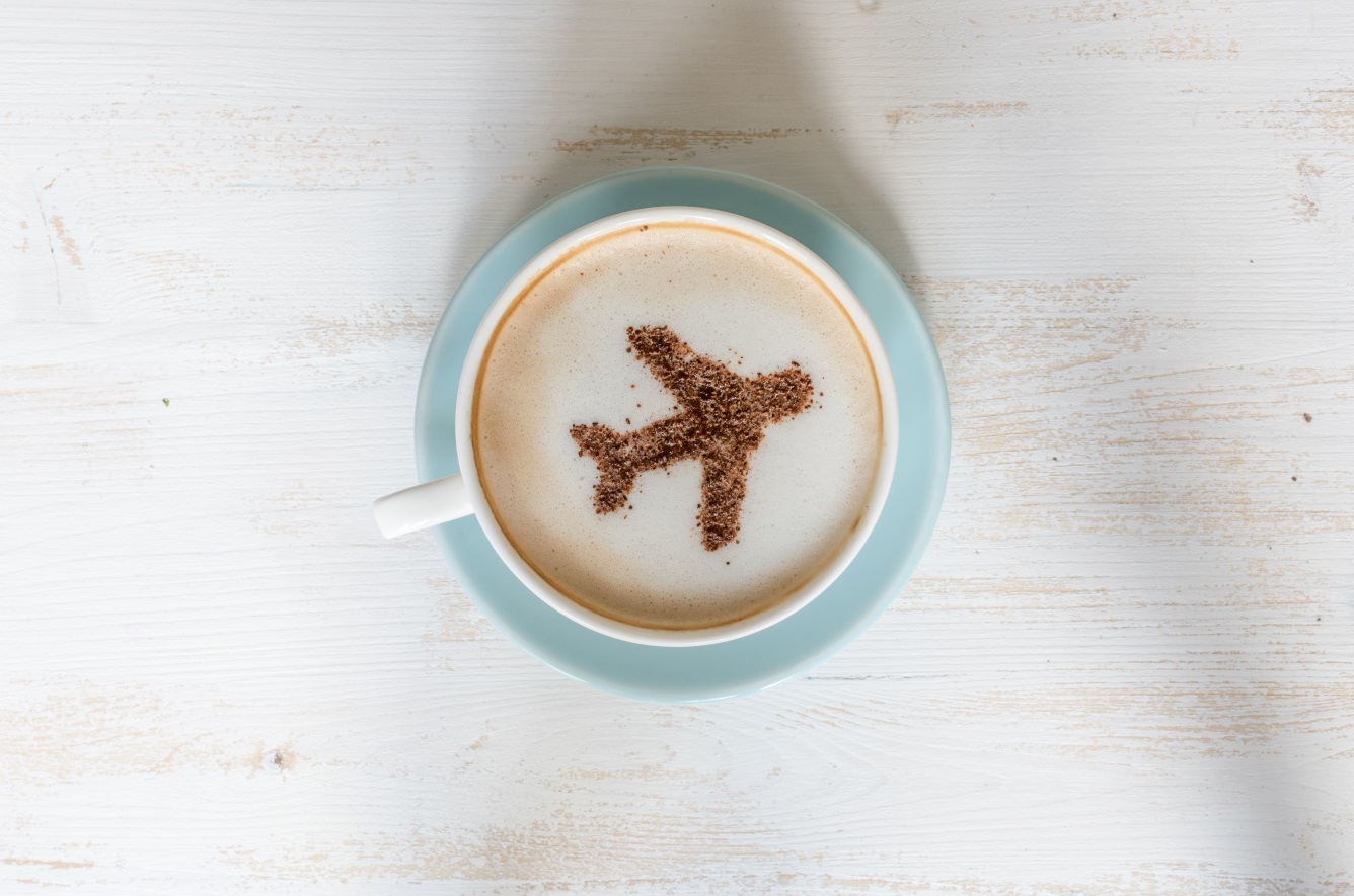 Xícara de café com o símbolo de um avião no centro